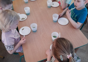 Dzieci próbują zielonych smaków
